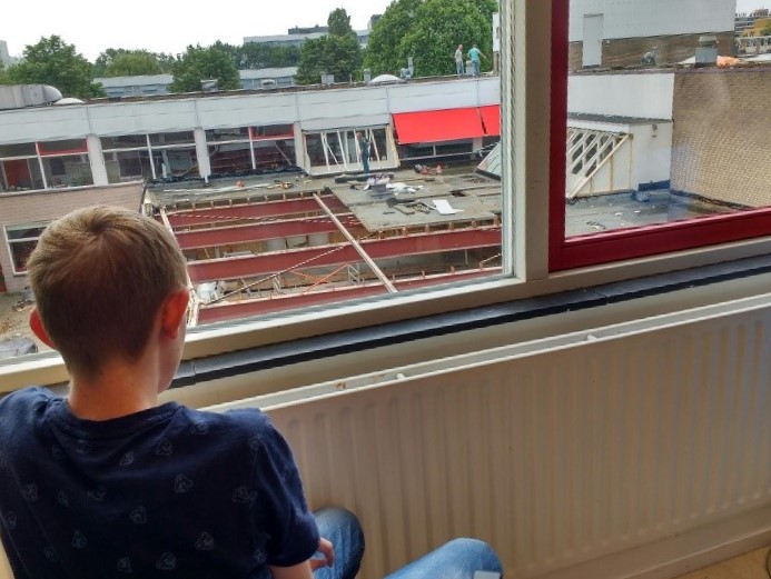 Leerling geniet in stilte van de verbouwing.